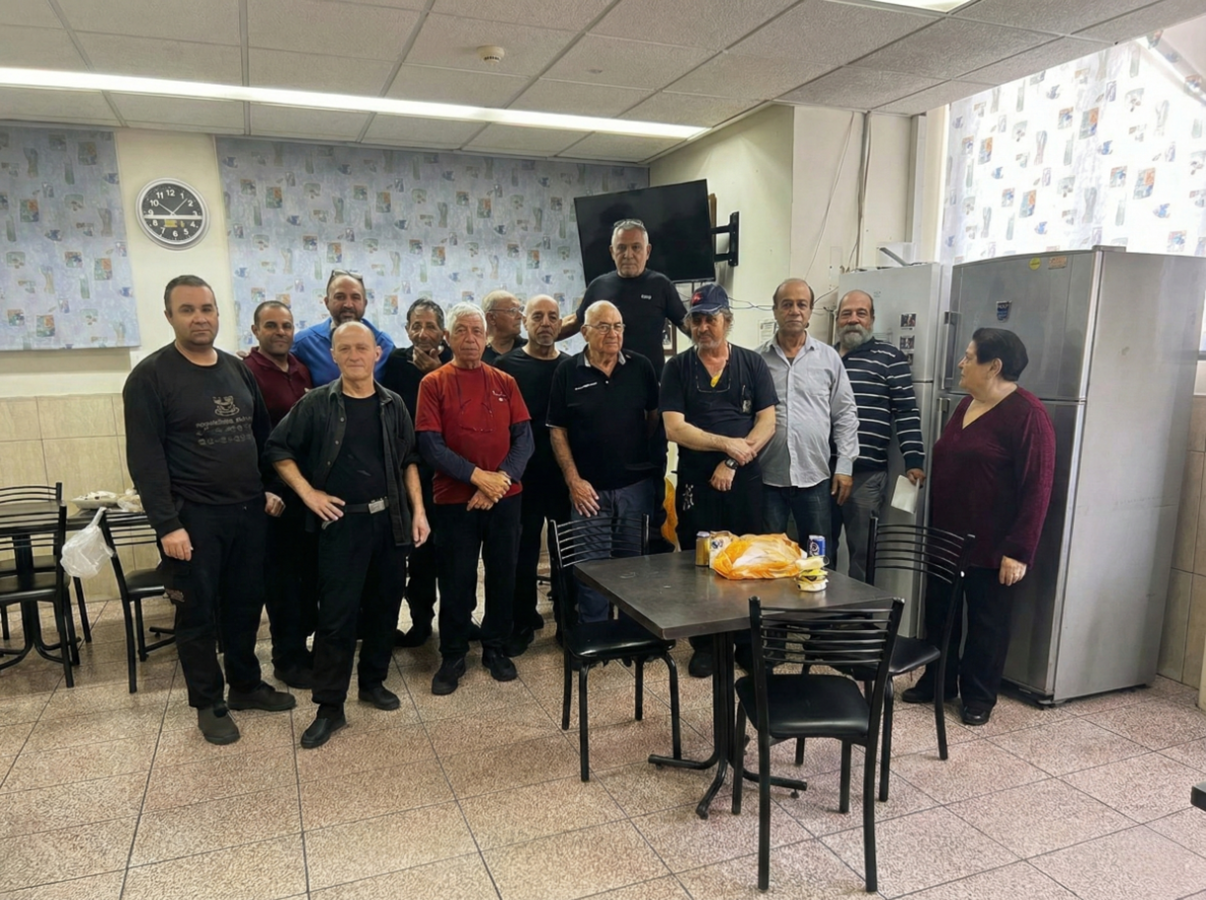 חדר אוכל במפעל - מקום מפגש לעובדים במהלך הפסקות