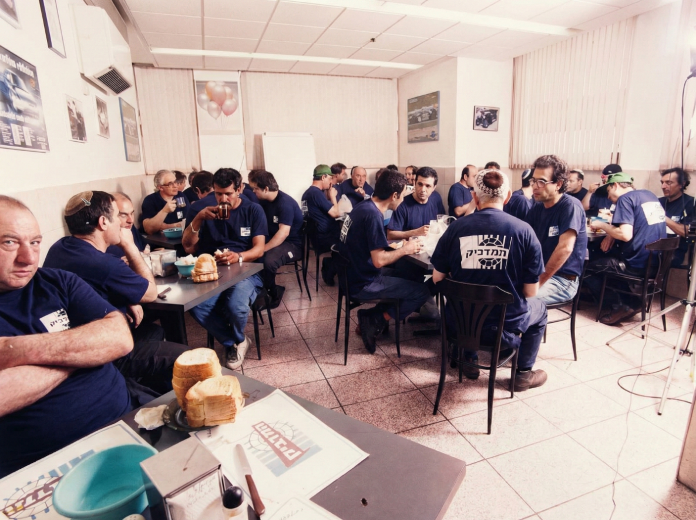 חדר אוכל במפעל - מקום מפגש לעובדים במהלך הפסקות