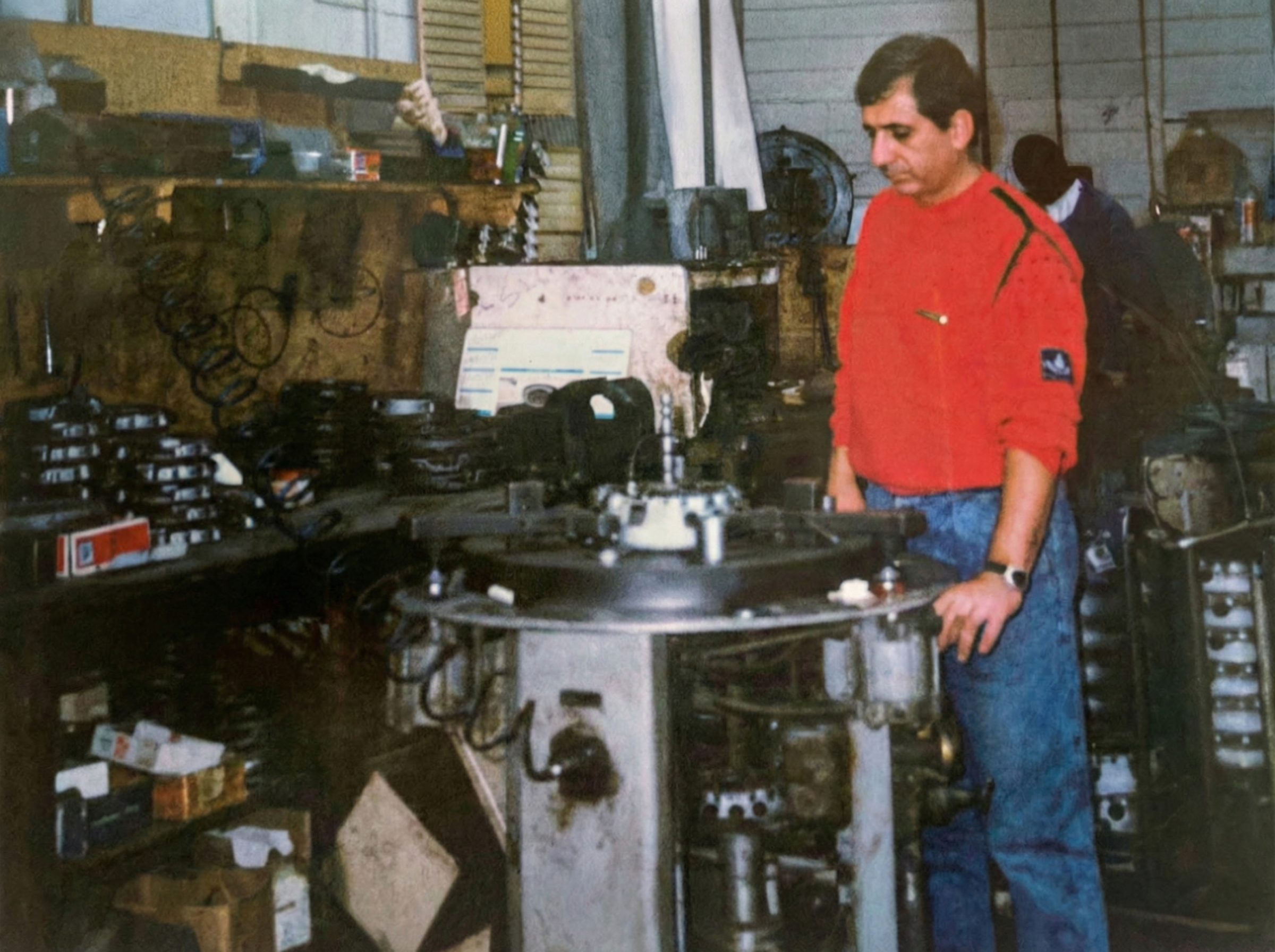 רחמים אליקים הצעיר עובד במפעל עם אביו משה